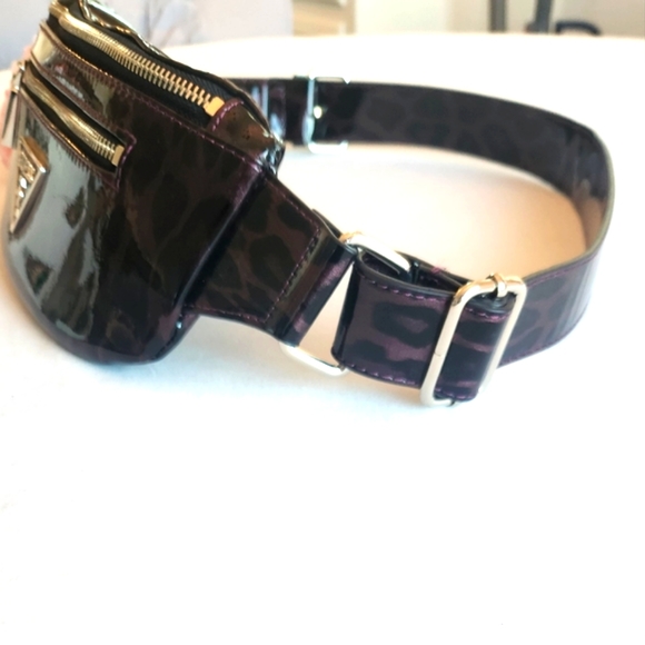 New GUESS Varsity Pop Patent Leopard Animal Print Fanny Pack - Picture 3 of 8